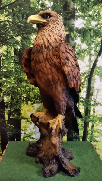 Adler auf Stamm